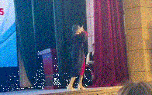 Nữ sinh có hành động đặc biệt trong buổi lễ nhận bằng tốt nghiệp thu hút 17 triệu lượt xem