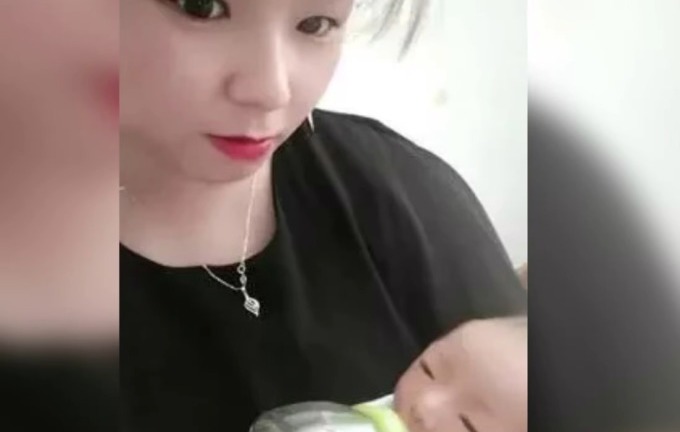 Người phụ nữ Trung Quốc khoe lên chức bà nội ở tuổi 36 gây tranh cãi