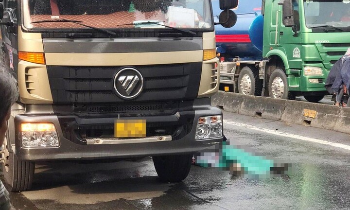 TP.HCM: Nữ giao hàng tử vong do va chạm với xe tải