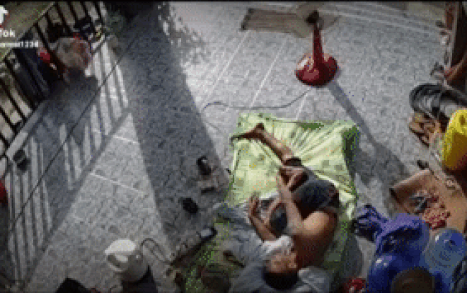 Nổi hứng ngủ ngoài hè, nam thanh niên hốt hoảng vì khói đen bốc nghi ngút bên cạnh