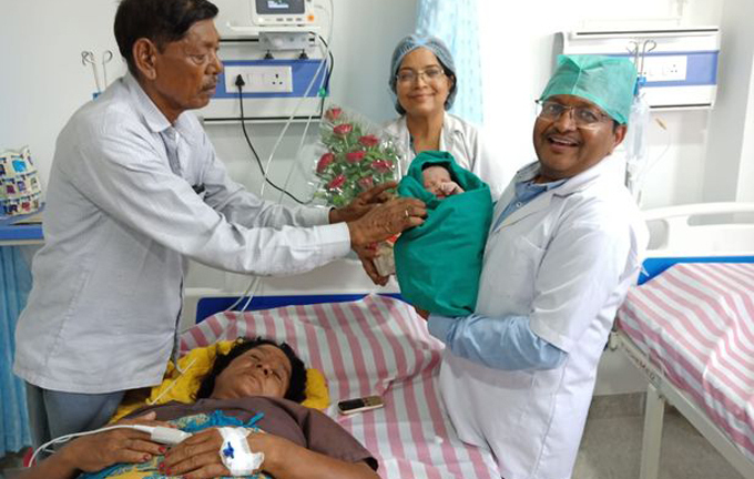 Hy hữu: Cụ bà 70 tuổi sinh con đầu lòng với chồng 75 tuổi