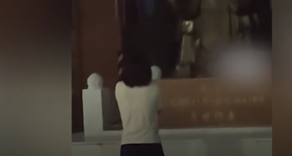 Clip nữ sinh quỳ khóc tự trách bản thân trước tượng Khổng Tử vì thành tích kém gây tranh cãi