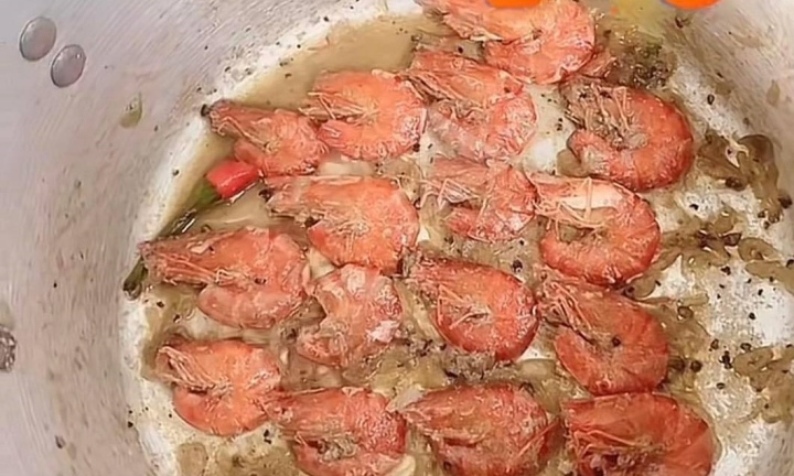 Cô vợ giật mình khi mở nồi tôm chồng nấu, lời dặn dò khi ăn còn gây choáng hơn