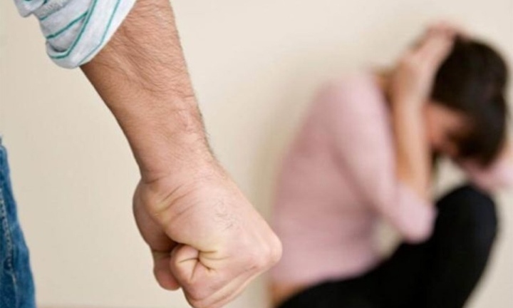 Người đàn ông hành hung vợ dã man chỉ vì bữa sáng không ngon miệng gây phẫn nộ