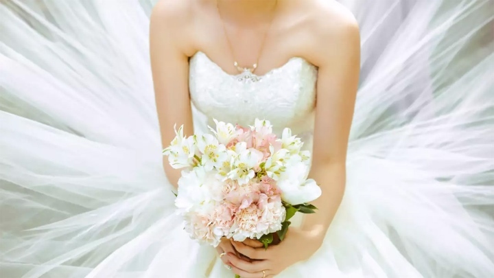 Cô dâu giận dữ bỏ việc vì mời cưới cả công ty nhưng chỉ 1 người đến dự