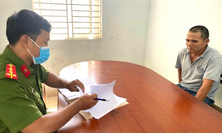 Khởi tố kẻ dùng 7 lít xăng phóng hỏa nhà con nợ trong đêm