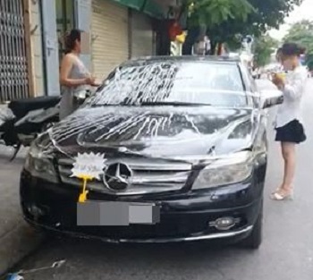 Bị người lạ đỗ xe chặn trước cửa, hai cô gái ra tay 