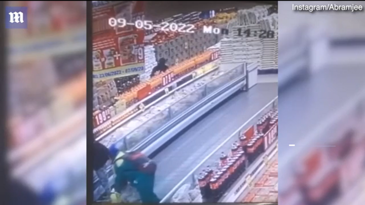 Để con gái trong xe chở hàng, bố mẹ hốt hoảng vì đứa trẻ biến mất chỉ trong vài giây