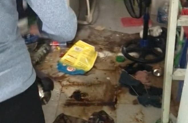  Níu kéo không thành, nam thanh niên mua mắm tôm tạt khắp phòng trọ bạn gái cũ 
