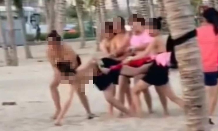 Công an sẽ làm rõ clip nhóm nữ du khách cởi áo chơi team building ở Hạ Long