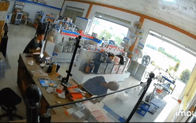 Thấy người đàn ông lên cơn đột quỵ, ông chủ cửa hàng vội có phản ứng nhanh nhạy 