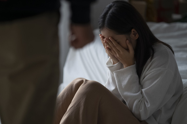 Chồng đột nhiên chăm chỉ đi giao hàng, vợ theo dõi phát hiện chuyện động trời