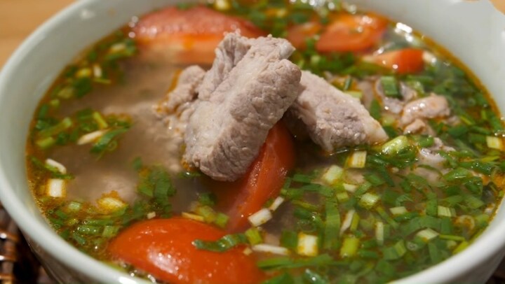 Cách làm món canh sườn nấu sấu chua dịu mát đổi gió cho bữa cơm gia đình