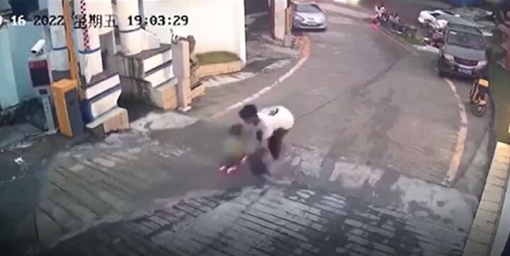 Chàng trai liều mình cứu bé trai 5 tuổi khỏi ván trượt lao dốc không phanh