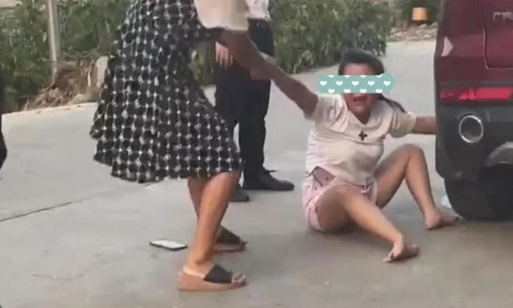 Mẹ cấm cản lấy chồng xa, cô gái khóc lóc bám theo xe bạn trai khiến dân mạng tranh cãi