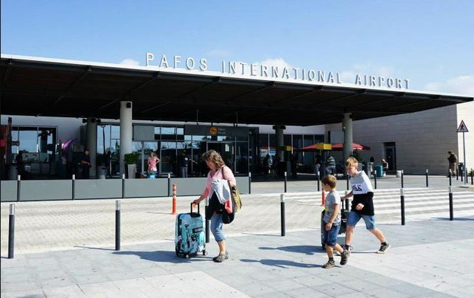 Ngồi máy bay cùng vợ, người chồng 63 tuổi bất ngờ tử vong