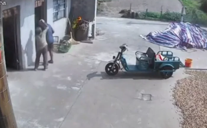 Cụ ông 83 tuổi và cụ bà 79 tuổi 