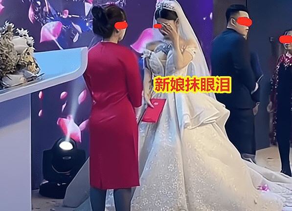 Con dâu bị gièm pha vì hình xăm kín ngực, mẹ chồng có hành động khéo léo nhận mưa lời khen