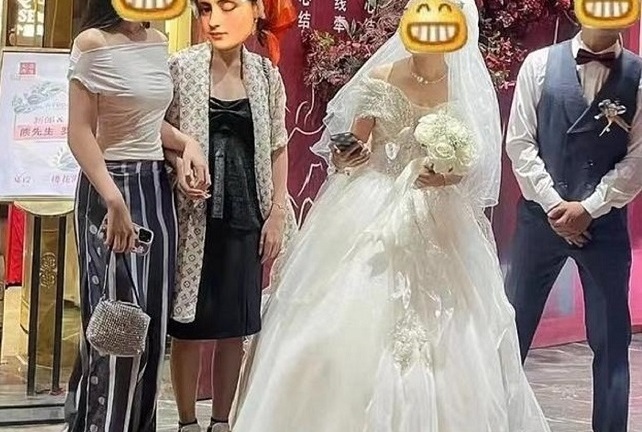 Đi dạo phố nhưng không biết ăn gì, 2 nữ du khách phát hiện tiệc cưới và hành động khó tin sau đó