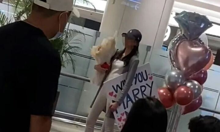 Clip cô gái cầu hôn bạn trai ở sân bay đạt 5 triệu lượt xem