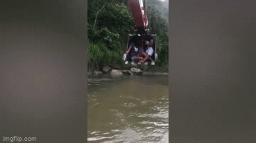 Clip: Những cô gái nghịch dại với máy xúc và cái kết