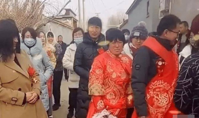 Cô dâu hơn chú rể 12 tuổi, ngoại hình và biểu cảm ngày cưới khiến mọi người bàn tán xôn xao