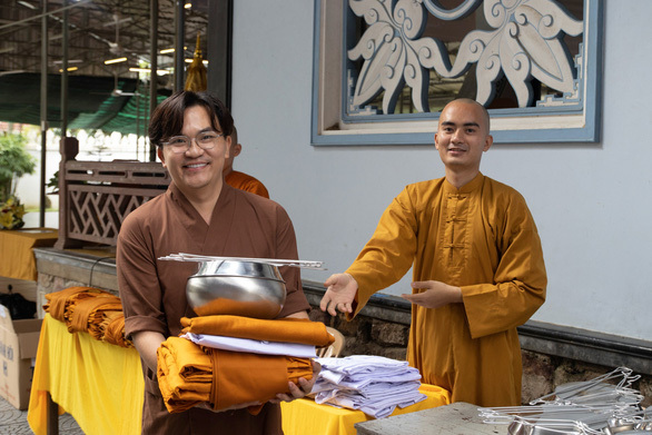 Thực hư thông tin MC Đại Nghĩa xuống tóc xuất gia nương nhờ cửa Phật