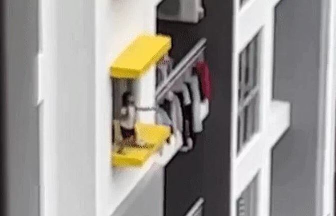 Hãi hùng xem clip 2 đứa trẻ chơi đùa ngoài cửa sổ trên tầng 17 chung cư