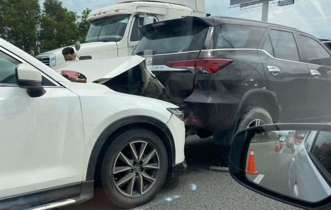 5 ô tô tông liên hoàn trên cao tốc TP.HCM - Long Thành, nhiều phương tiện hư hỏng