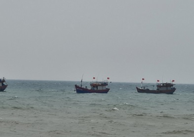 Tàu cá chở 12 ngư dân gặp nạn trên vùng biển Quảng Bình