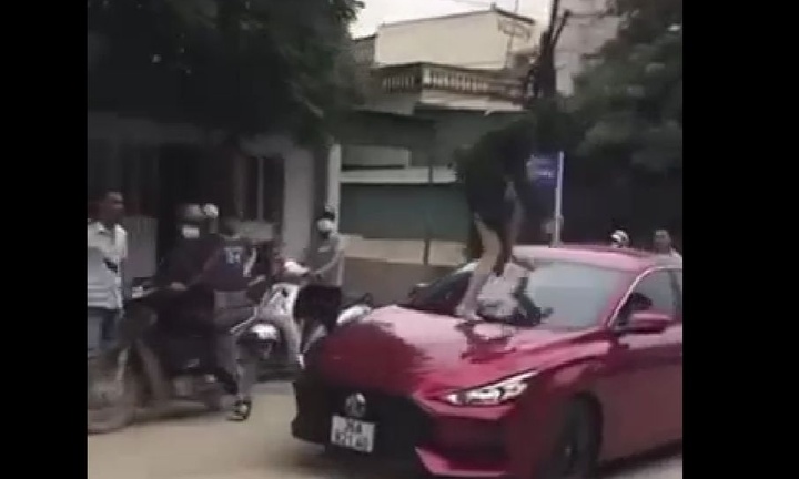Khởi tố người phụ nữ đạp vỡ kính ô tô, cắn đứt tai tình địch do ghen tuông