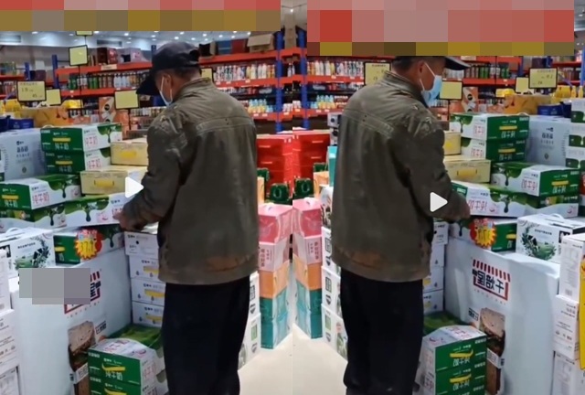 Thấy vị khách cầm lên đặt xuống thùng sữa, nữ nhân viên đến hỏi thăm và có hành động bất ngờ