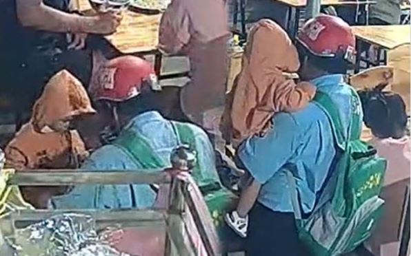 Bé trai bị bỏ rơi và phép màu tái sinh từ người chú hàng xóm