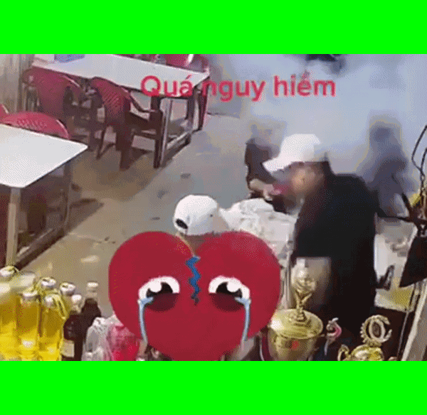 Đang ngồi ăn lẩu ngon lành, 4 thanh niên hốt hoảng rời khỏi chỗ vì một sự cố bất ngờ