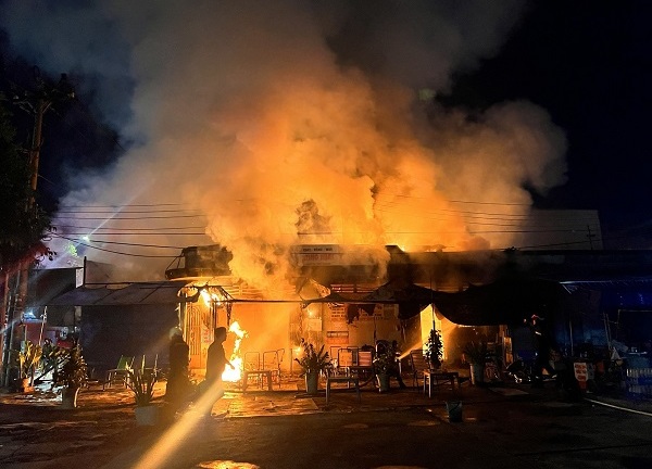 Cháy lớn thiêu rụi tiệm sửa xe ở Đồng Nai