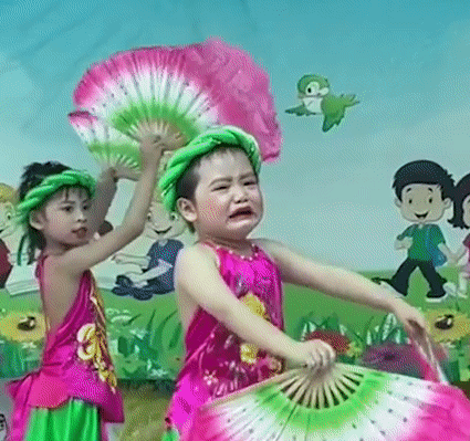 Bé gái vừa múa vừa khóc nức nở ngay trên sân khấu khiến ai cũng bật cười
