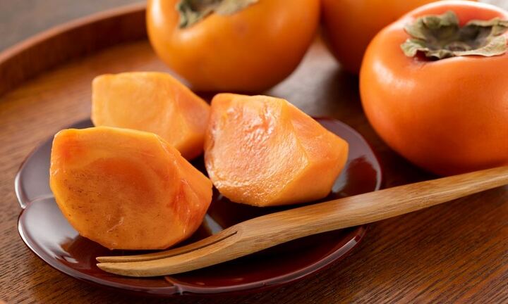 Người phụ nữ bị tắc ruột sau khi ăn quả hồng giòn: Những ai tuyệt đối không nên ăn hồng?