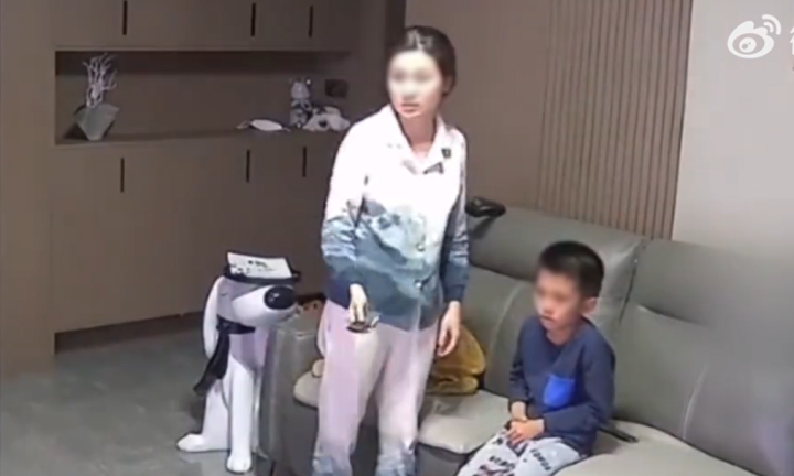 Con trai mải xem tivi không chịu học bài, bố mẹ tung chiêu 