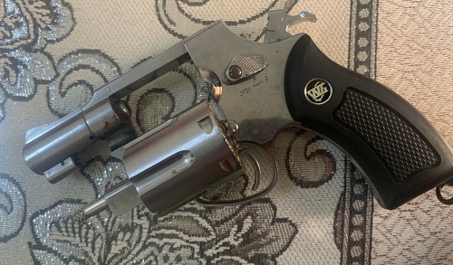 Nổ súng giữa quán nhậu nhưng không trúng ai, nam thanh niên bị đánh nhập viện