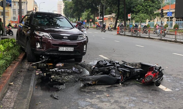 Bình Dương: Ô tô tông gãy 2 biển báo, lao vào xe máy khiến đôi nam nữ nguy kịch