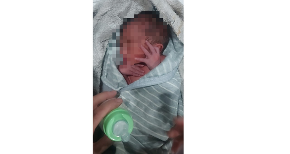 Bé sơ sinh bị bỏ rơi bên đường giữa đêm