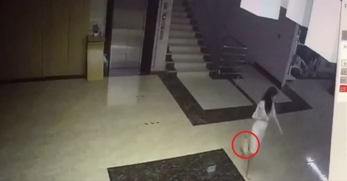 Phát hiện bé trai sơ sinh trong bãi rác, camera ghi lại hành động đáng sợ của người mẹ