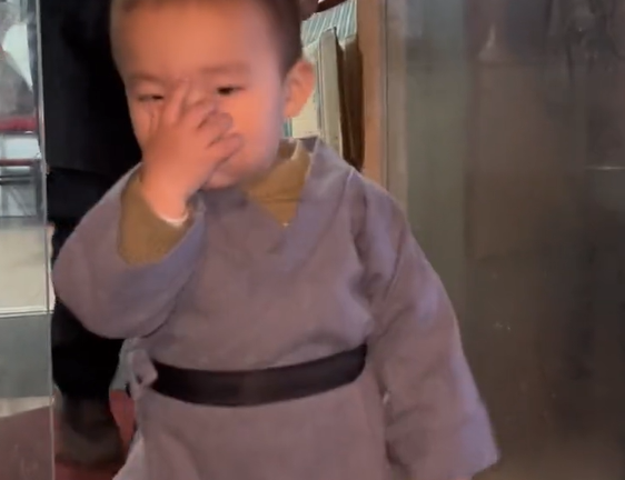 Cô gái đưa con về thăm ngoại mà không báo trước, phản ứng của ông bà khiến dân tình cười ngất