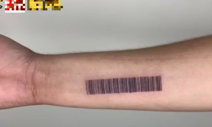 Chàng trai xăm mã vạch lên tay vì lười dùng điện thoại thanh toán hóa đơn