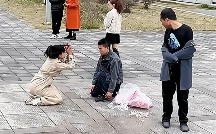 Chàng trai quỳ gối tỏ tình nơi công cộng, hành động 