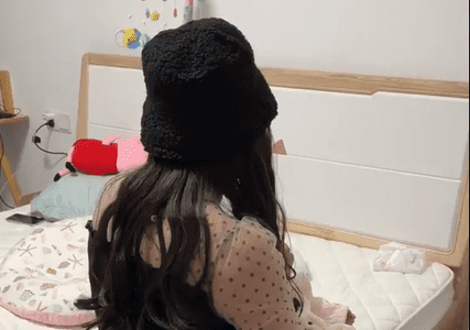 Vợ đi vắng, người đàn ông giả gái cho con bú sữa khiến cộng đồng mạng cười ngất 