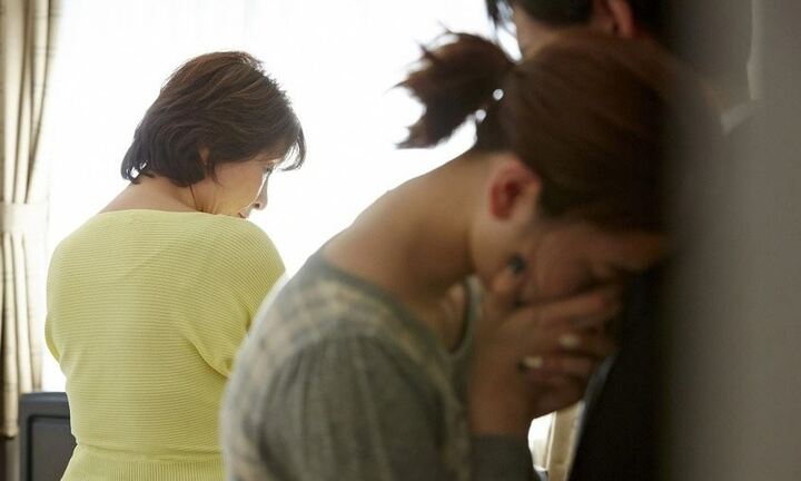 Mẹ ép giao ra tiền tiết kiệm để mua nhà cho anh trai, cô gái có một hành động kiên quyết