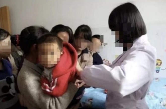 Phó trưởng khoa sửa kết quả siêu âm của sản phụ mang thai đôi để bán trẻ em