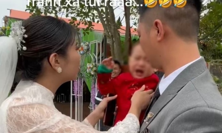 Tham dự đám cưới của ba mẹ, bé trai 