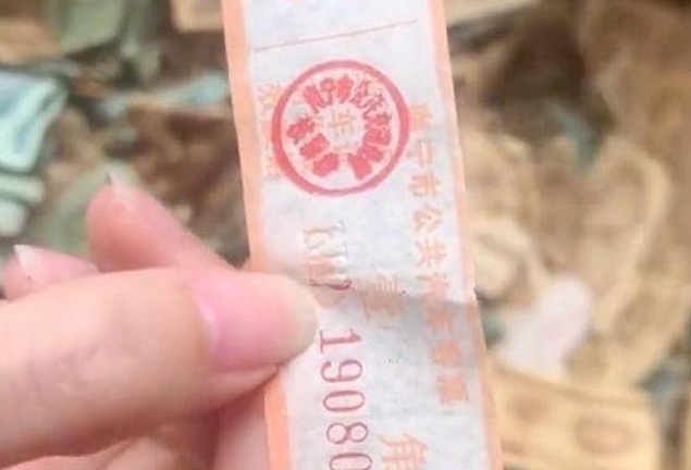 Mở ngăn kéo cũ sau vài chục năm bỏ quên, người phụ nữ phát hiện cả 